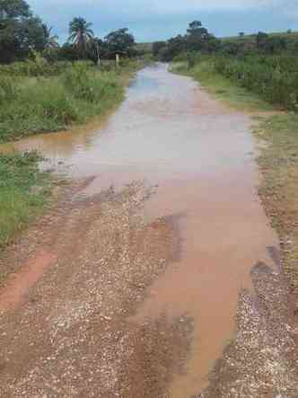 Chuva deixa estrada vicinal intransitvel em Francisco S, no Norte de Minas(foto: Reproduo/Whatsapp)
