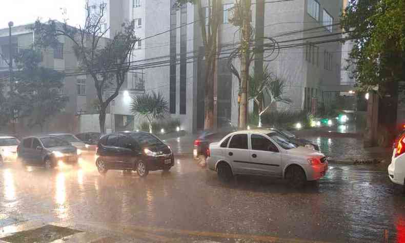 Bairro Barro Preto, no Centro de BH, registrou chuva forte no incio da noite(foto: Benny Cohen/EM/D.A Press )