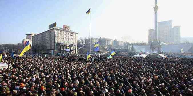 Milhares e ucranianos se renem na Praa da Independncia, Centro de Kiev(foto: Olga Yakimovich/Reuters)