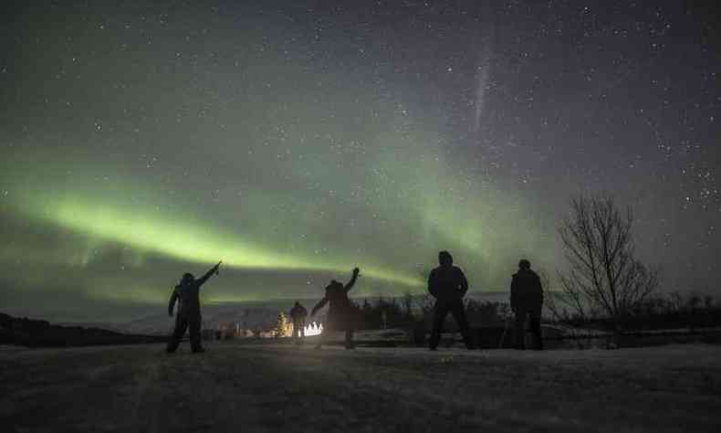 O volume com registros da aurora boreal tem 156 imagens, feitas pelo fotgrafo ao longo de 10 anos de viagens pelos pases em que  possvel observar o fenmeno(foto: Fotos: Marco Brotto/Divulgao)