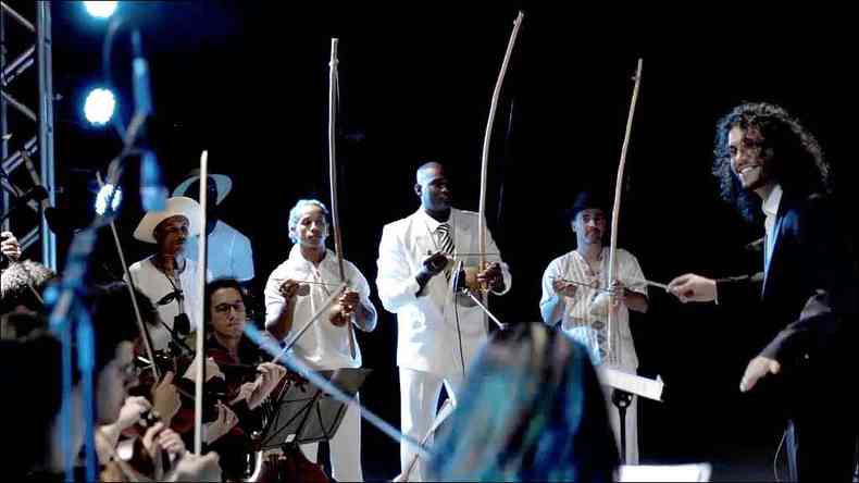 Espetculo Sute capoeira, que une orquestrao de temas relacionados  capoeira e jogo de mestres no palco, ter duas sesses gratuitas hoje em BH (foto: Pedro Faria/Divulgao )