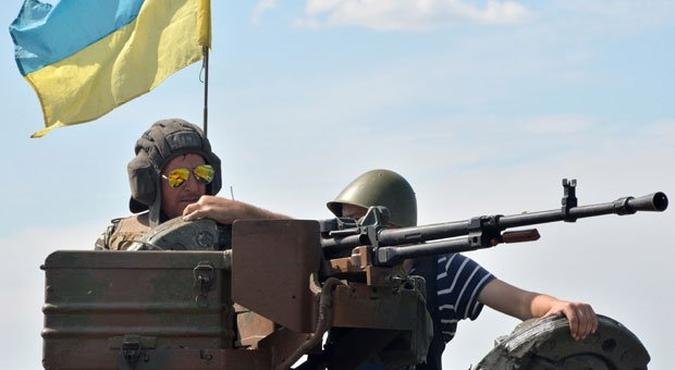 Tanques do ex�rcito ucraniano marcam presen�a em pequenos vilarejos no entorno de Donetsk, aguardando ordens para ofensiva(foto: AFP PHOTO / GENYA SAVILOV)