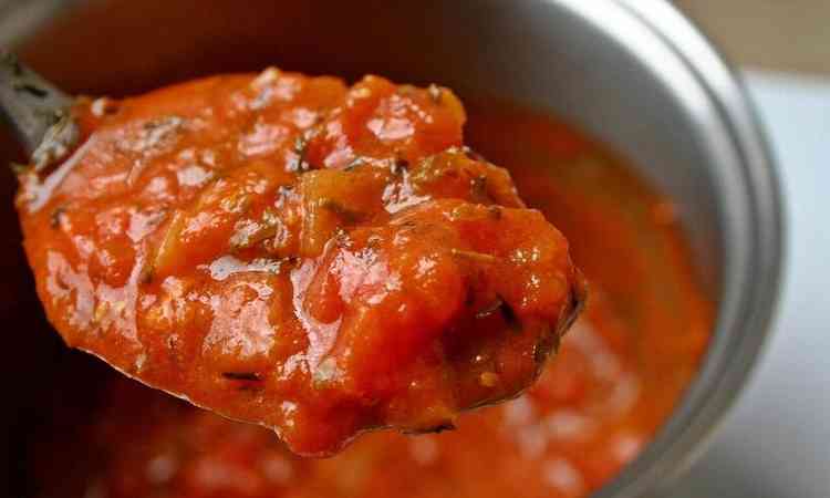 lata de molho de tomate