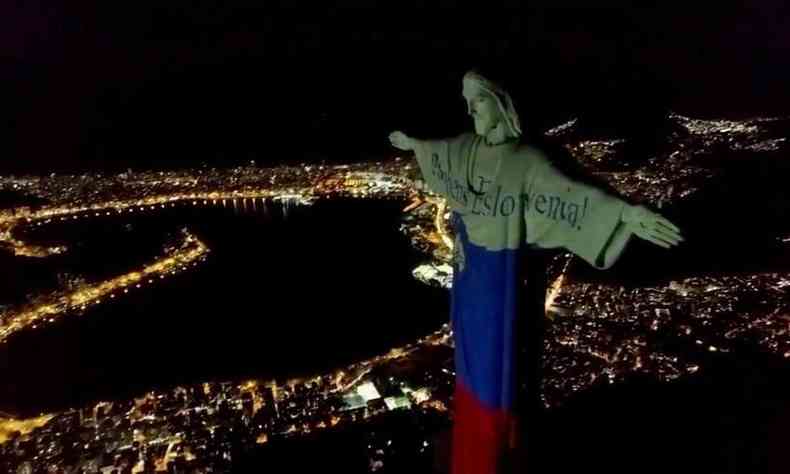 Cristo Redentor no Rio de Janeiro iluminado com as cores da bandeira eslovena(foto: Redes Sociais/Reproduo)