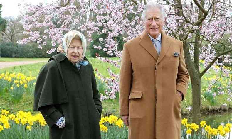 Rainha Elizabeth e Prncipe Charles posam no jardim do Castelo de Windsor(foto: Reproduo/Twitter)