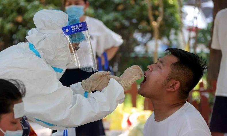 China testa população e adota confinamento em cidades para conter o coronavírus(foto: Divulgação governo Chinês/AFP) Chinês submetido ao teste de covid