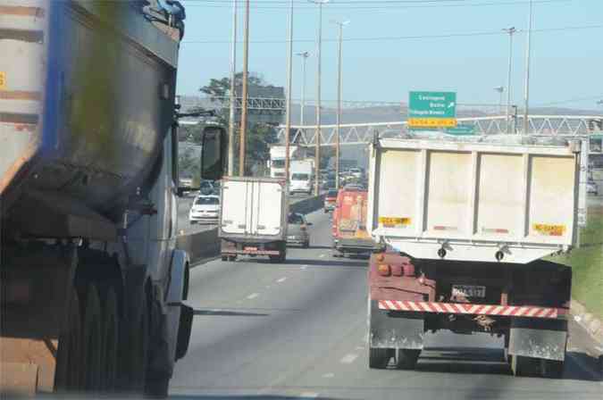 Veculos de carga, que se envolvem em mais de 70% dos acidentes na rodovia, deveriam circular s pela direita (foto: Paulo Filgueiras/EM/D.A Press)