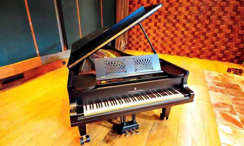O piano Steinway D Cauda Inteira de 1914 ocupa a Sala Carlos Alberto Pinto Fonseca, que era tio de Al e foi quem incentivou Guimares a seguir carreira na msica
