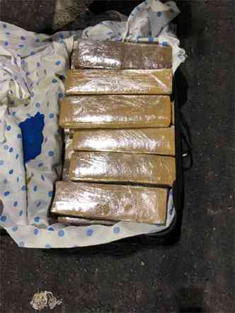 Homem disse que receberia dois salrios mnimos para transportar a droga at a Bahia(foto: Polcia Militar/Divulgao)