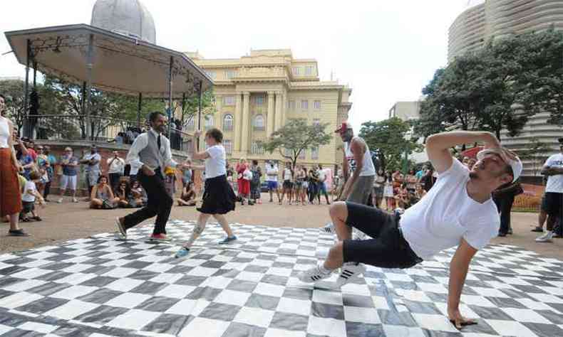 Nos passos do breakdance e do lindy hop, danarinos participaram de uma disputa em tom de confraternizao que contagiou a plateia(foto: Marcos Vieira/Em/DA Press)