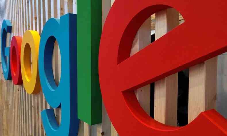 Letras coloridas da marca Google em uma parede 