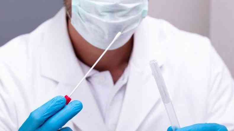 Idosos faro teste do tipo PCR, ou testes moleculares, feitos a partir da coleta de secrees respiratrias, na faringe ou na laringe, com uso de um cotonete com haste flexvel(foto: Getty Images)