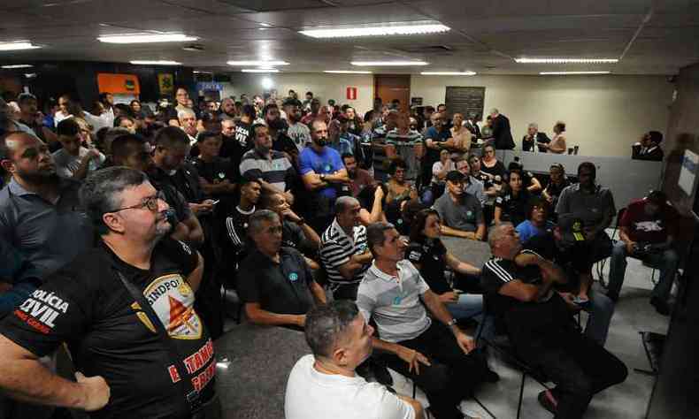 Servidores da segurana esperam pela aprovao do projeto que reajusta os salrios da categoria(foto: Juarez Rodrigues/EM/D. A. Press)