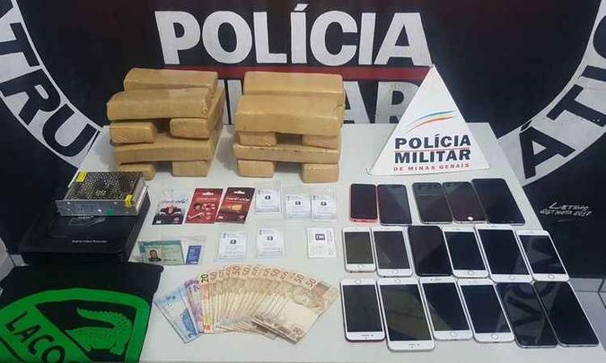 Material apreendido pelos militares com os dois presos(foto: Divulgação Polícia Militar) Material apreendido pelos militares com os dois presos(foto: Divulgação Polícia Militar)