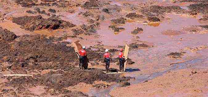 Bombeiros tm trabalho para fazer as buscas em meio a lama e gua(foto: Edesio Ferreira/EM/D.A Press)