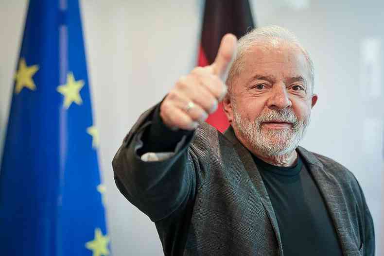 Lula faz sinal de 'joinha'