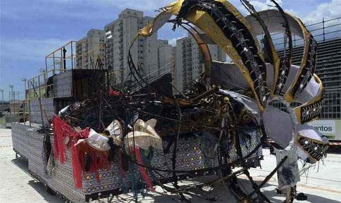 Carro que homenageava Pel� tocou em fios da rede de alta tens�o e pegou fogo (foto: REUTERS/Ivan Storti )