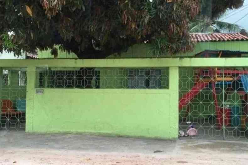 Fachada da instituio, verde com grades brancas