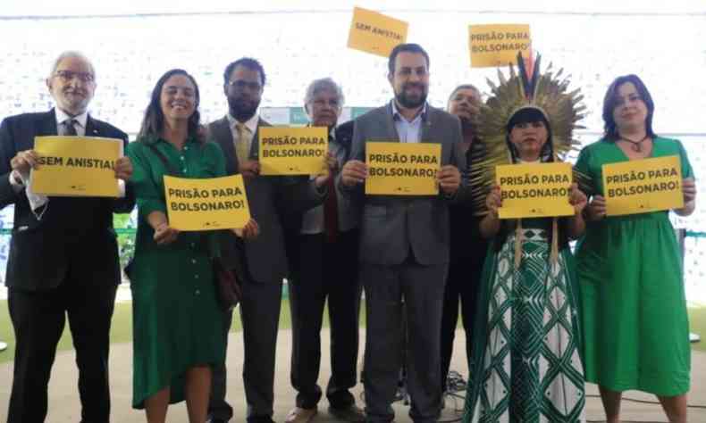 Bancada do PSOL segura placa escrito 'Priso para Bolsonaro'