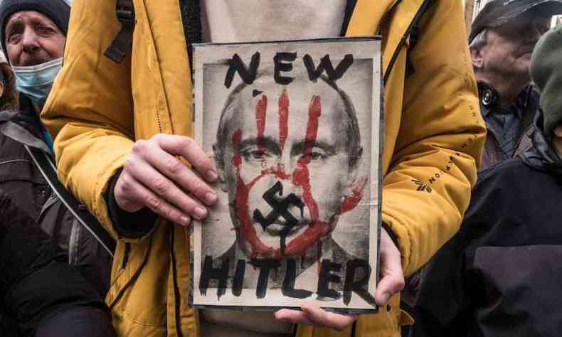 Em Praga, na Repblica Tcheca, manifestante segura cartaz com a imagem do presidente russo Vladimir Putin e a inscrio 'Novo Hitler'