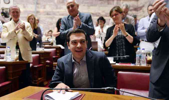 Alexis Tsipras  aplaudido ao discursar para os parlamentares e reconhecer erros na negociao com credores(foto: AFP PHOTO / LOUISA GOULIAMAKI )