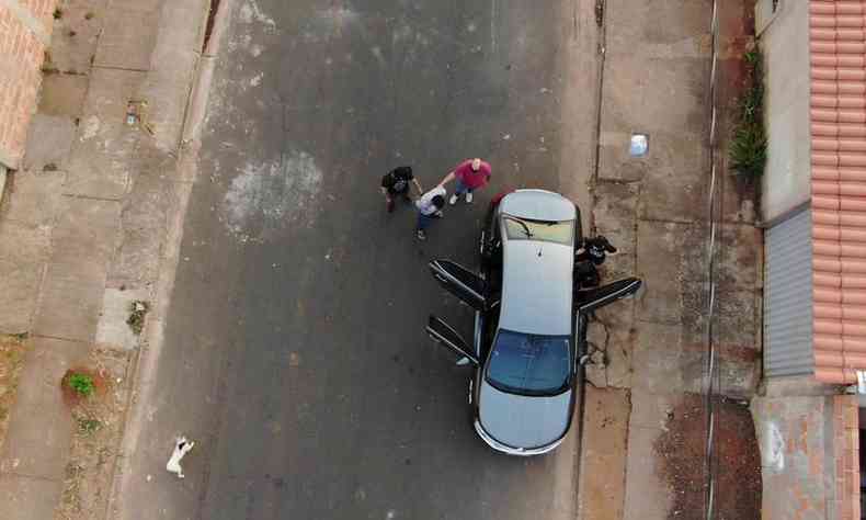 Momento em que suspeito  colocado na viatura da Polcia Civil(foto: Divulgao/PCMG)