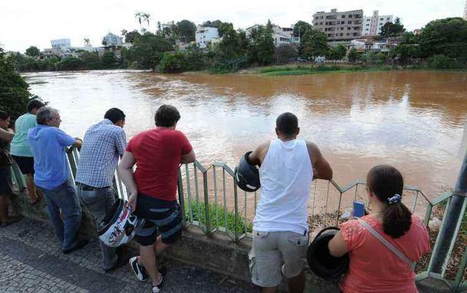 Lama de rejeitos causou mortes de peixes ao longo do trajeto(foto: Gladyston Rodrigues/EM/D.A Press) Lama de rejeitos causou mortes de peixes ao longo do trajeto(foto: Gladyston Rodrigues/EM/D.A Press)