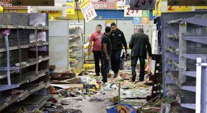 Vrias lojas e supermercados foram assaltadas durante a greve dos policiais em Pernambuco(foto: AFP PHOTO/Bobby Fabisak/JC Imagem)