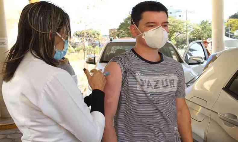 Frederico Mendes, de 39 anos, recebeu a primeira dose da AstraZeneca nesta quinta-feira (22/7)(foto: Edesio Ferreira/EM/D.A Press)