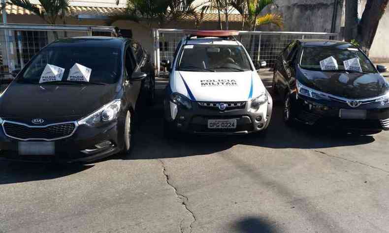 Kia Cerato e Toyota Corolla foram roubados e vendidos por menos de R$ 2 mil(foto: Polcia Militar/Divulgao)