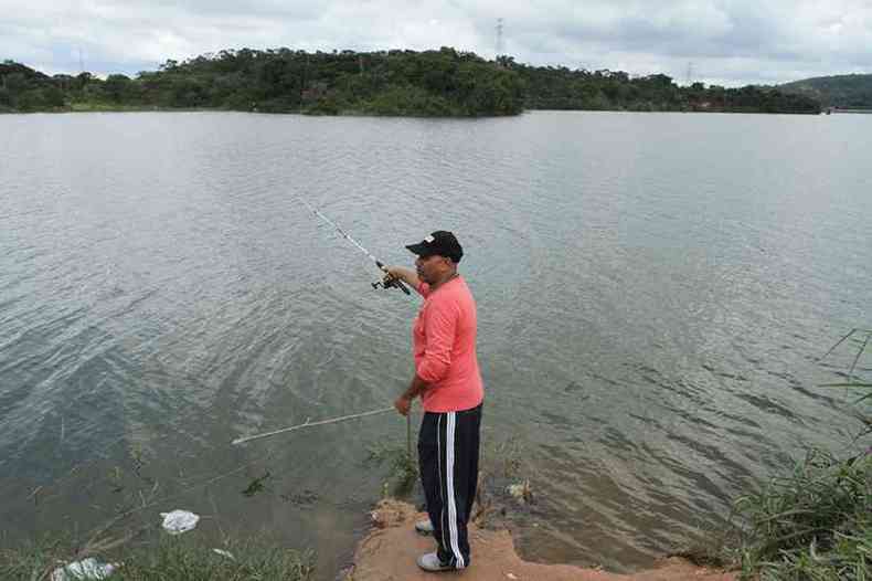 Adilson fica tenso, observando a aproximao de guardas municipais, enquanto pesca com o lago interditado(foto: Edsio Ferreira/EM/D.A.Press)