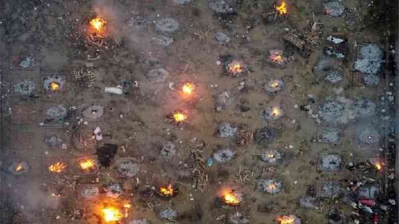 Cremao em massa de vtimas da Covid-19 em Nova Dhli, em foto area de 22 de abril de 2021(foto: Reuters)