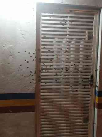 Marcas de tiros em uma das paredes do quartel da PM em Leme do Prado (foto: Polcia Militar/ Divulgao )
