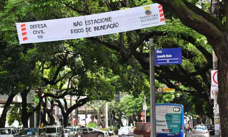 Avenida Prudente de Morais, na esquina com a Rua Josaf Belo, foi um dos pontos afetados por alagamentos(foto: Gladyston Rodrigues/EM/DA Press)