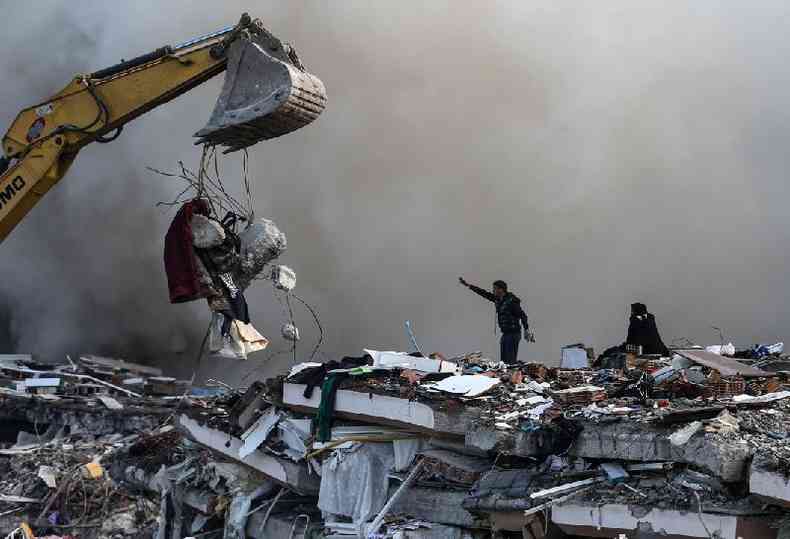 Equipes de resgate procuram sobreviventes no local em que prdio desabou aps terremoto em Iskenderun, distrito de Hatay, na Turquia, 07 de fevereiro de 2023