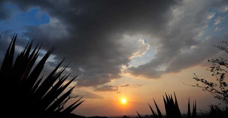 Nuvens se formaram no fim da tarde enquanto o sol se punha na capital mineira, e a chuva veio logo em seguida. 'Loucura do clima' se deve s variaes atmosfricas(foto: Gladyston Rodrigues/EM/D.A Press)