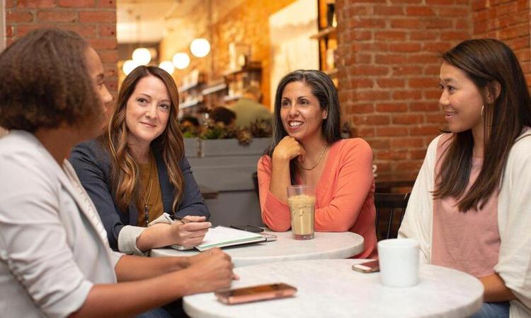 Roda de mulheres conversando