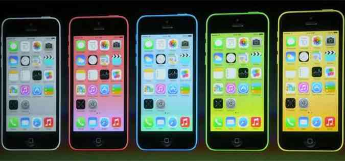 O iPhone 5C  a novidade colorida da Apple, disponvel no mercado em cinco cores - verde, branco, azul, rosa e amarelo, (foto: AFP)