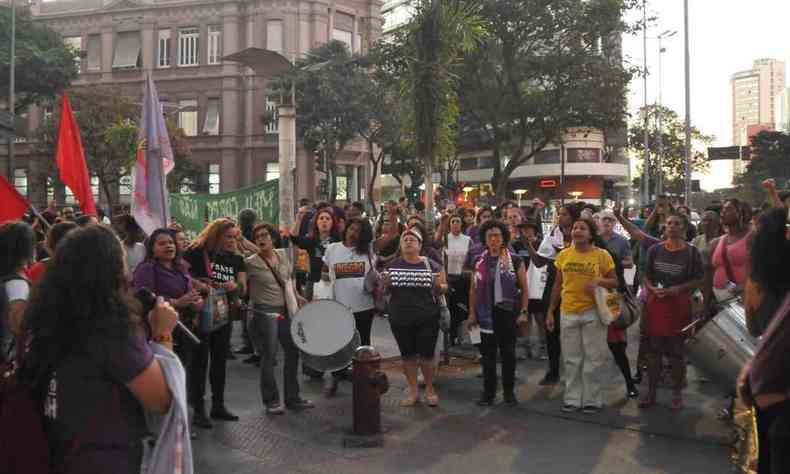 Mulheres se renem na Praa Sete em protesto contra a cultura do estupro