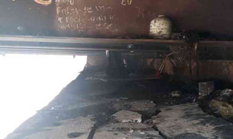 Exploso gerou incndio em materiais que estavam sob a ponte, segundo bombeiros(foto: Corpo de Bombeiros/Divulgao)