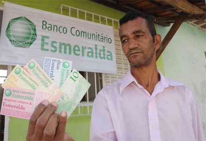 Coordenador do banco comunitrio, Joo Lopes exibe notas de veredas(foto: Paulo Filgueiras/EM/D.A Press)