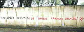 Mensagem de cunho racista pichada em muro da Zona Norte de BH(foto: Facebook/Reproduo da internet)