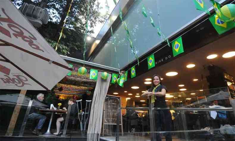 Lucilaine Silva, da padaria Vianey, promete buf especial de caf da manh para quem quiser ver o jogo na TV instalada na rea de restaurante do estabelecimento (foto: Alexandre Guzanshe/EM/DA Press)