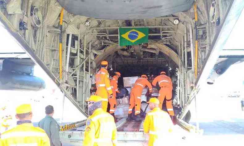Tropa mineira embarcou com 8,9 toneladas de alimentos e equipamentos(foto: Corpo de Bombeiros Militar de Minas Gerais/Divulgação)