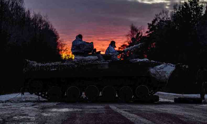 Esta foto de folheto tirada e divulgada pelo servio de imprensa do Estado-Maior General das Foras Armadas da Ucrnia mostra militares ucranianos fazendo uma marcha dia-noite-dia de 200 quilmetros como parte do treinamento de combate na regio de Chernihiv em 12 de fevereiro de 202