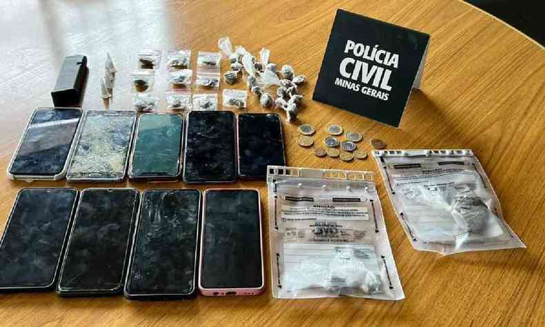 Drogas e celulares na mesa da Polcia Civil