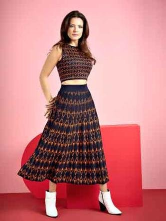 modelo com saia e blusa