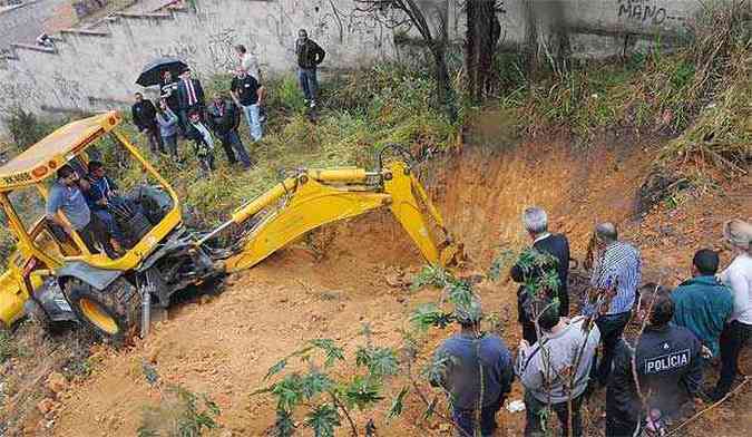 Mquina retroescavadeira foi usada para cavar um buraco no lote vago(foto: Paulo Filgueiras/EM/D.A.Press)