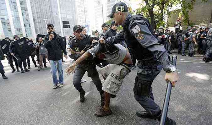 Manifestantes entraram em confronto com a PM durante os protestos(foto: REUTERS/Ricardo Moraes)