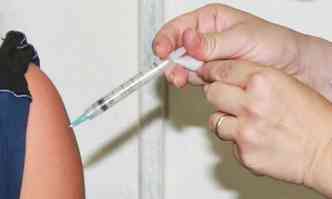 A vacina previne contra o cncer de colo do tero, de rgos genitais femininos e masculinos, e de boca(foto: Marina Poblet/PBH)